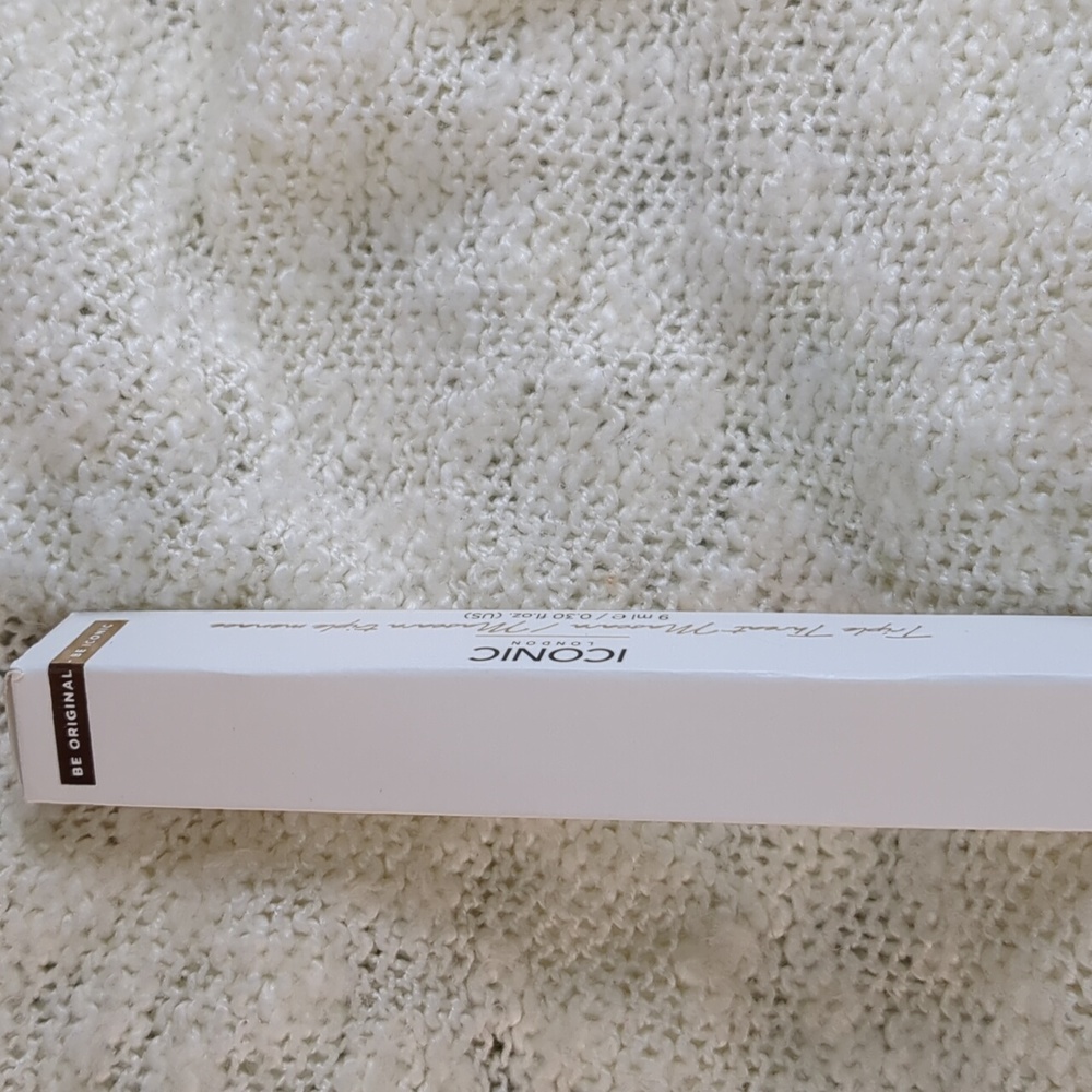 ICONIC London Triple Threat Mascara in Black, 9ml/0.30fl oz - Picture 5 of 10